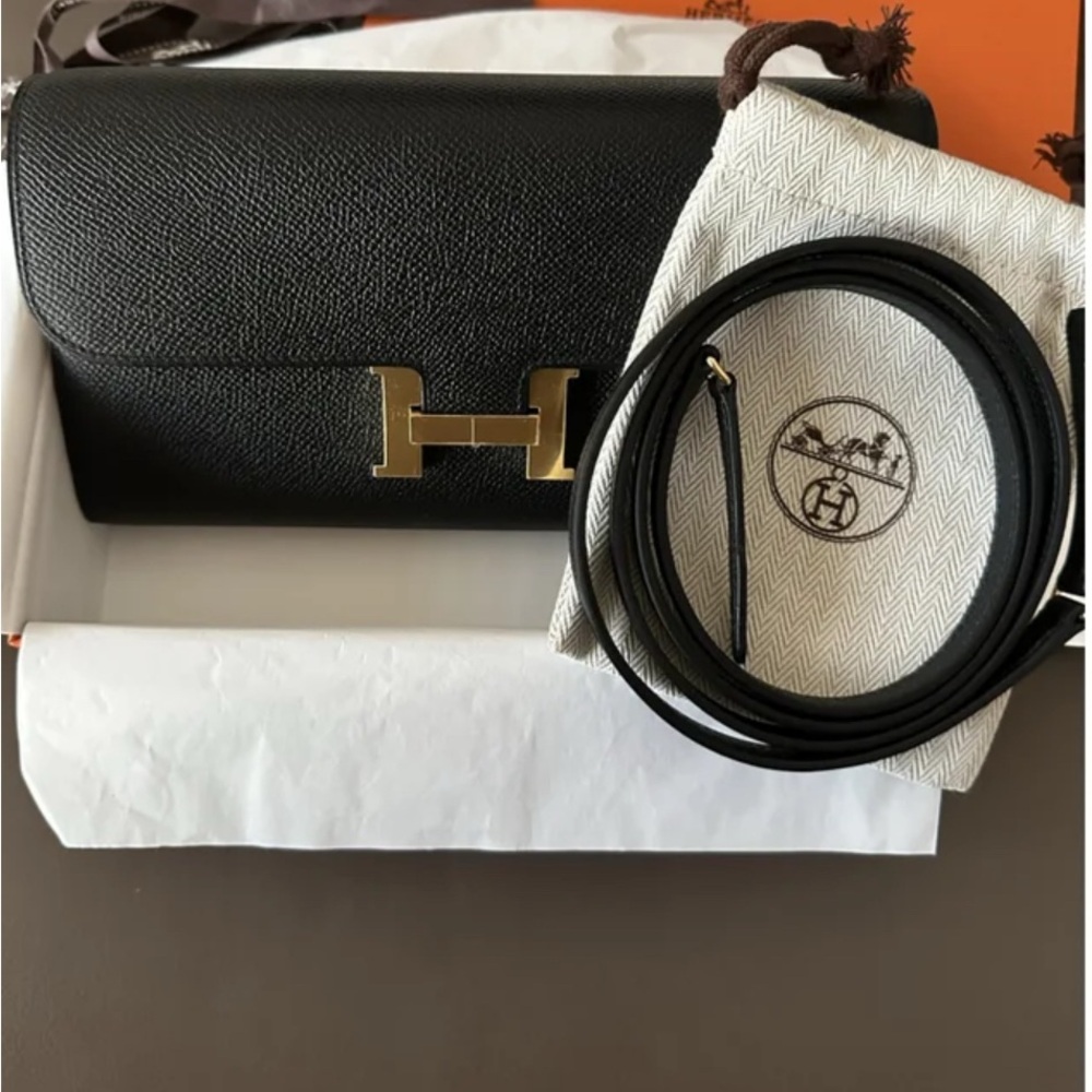 Constance Wallet To Go in Black. With Rose Gold